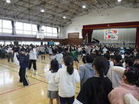 みんなで踊れ